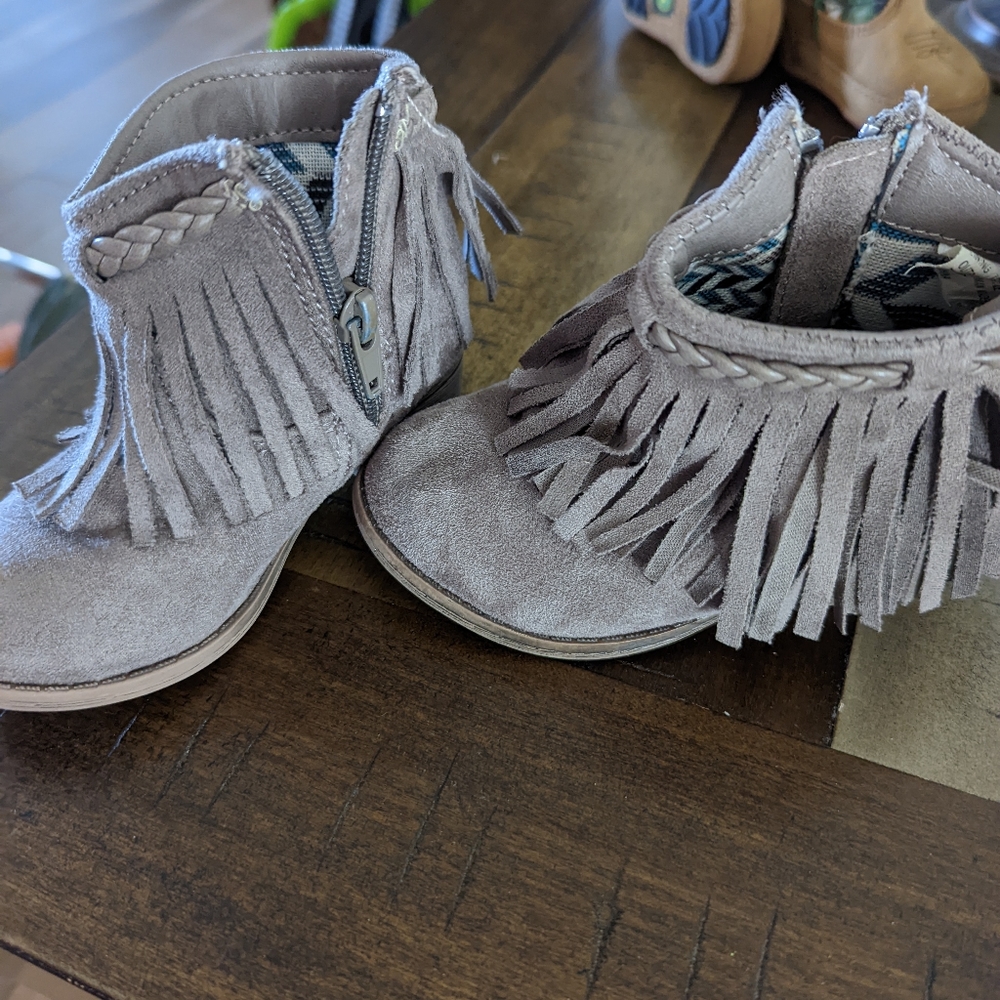 Girls boots